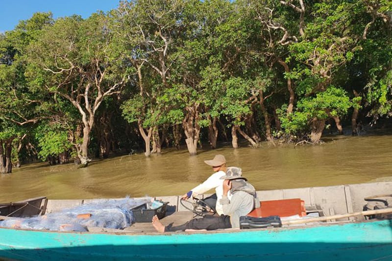 Boat to see flooded forest